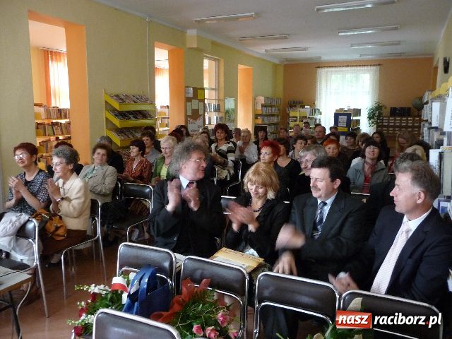 Zdjęcie w galerii na portalu naszraciborz.pl: Święto w bibliotece wiadomości z regionu
