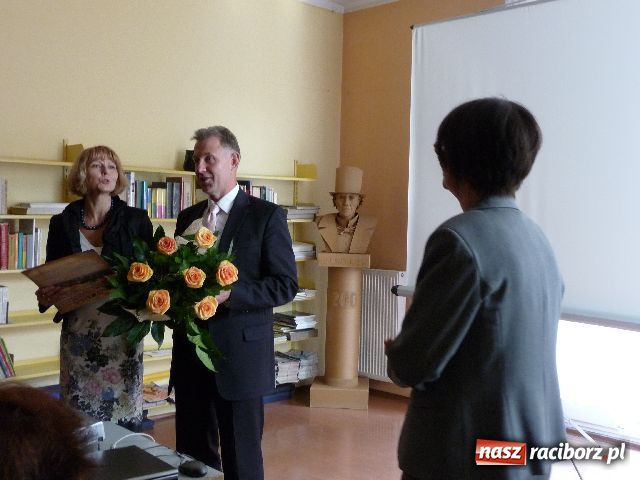 Zdjęcie w galerii na portalu naszraciborz.pl: Święto w bibliotece wiadomości z regionu