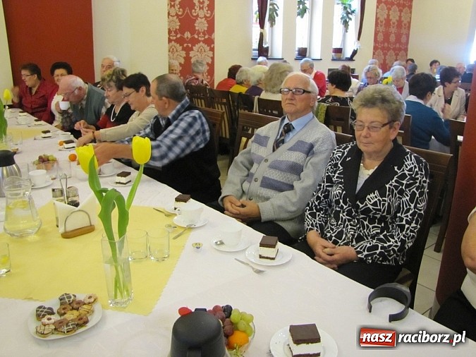 Zdjęcie w galerii na portalu naszraciborz.pl:  Seniorzy świętowali w Raciborskiej  wiadomości z regionu