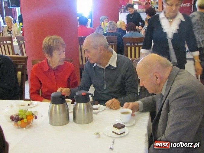 Zdjęcie w galerii na portalu naszraciborz.pl:  Seniorzy świętowali w Raciborskiej  wiadomości z regionu