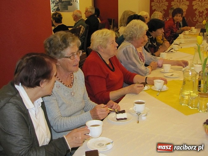 Zdjęcie w galerii na portalu naszraciborz.pl:  Seniorzy świętowali w Raciborskiej  wiadomości z regionu