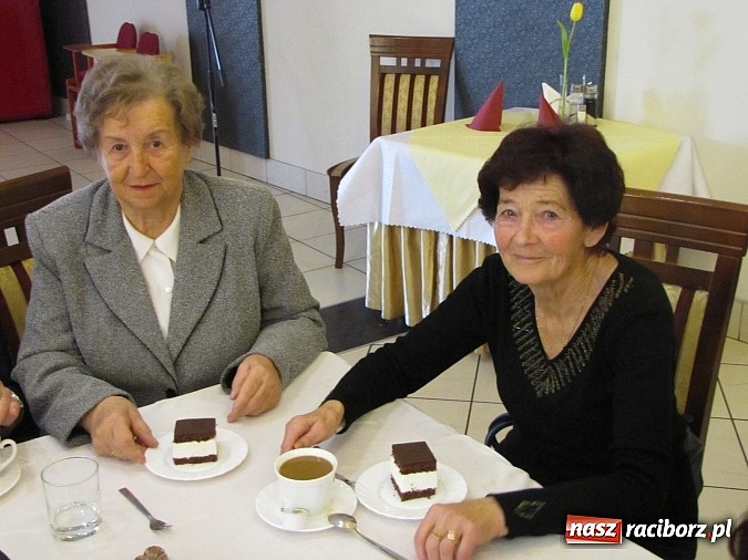 Zdjęcie w galerii na portalu naszraciborz.pl:  Seniorzy świętowali w Raciborskiej  wiadomości z regionu