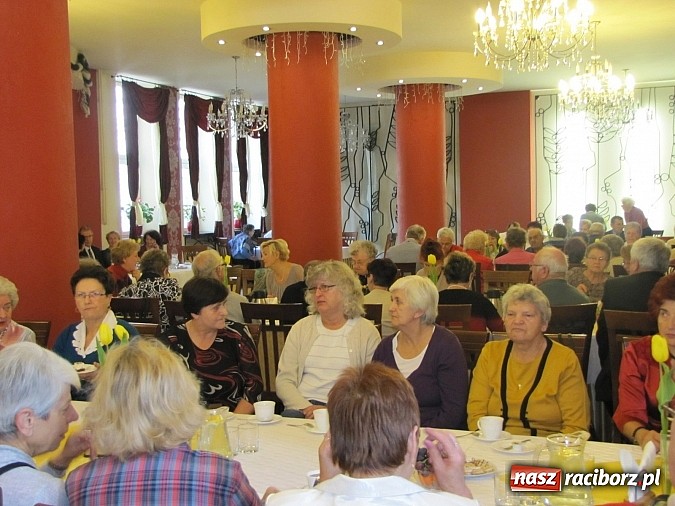 Zdjęcie w galerii na portalu naszraciborz.pl:  Seniorzy świętowali w Raciborskiej  wiadomości z regionu