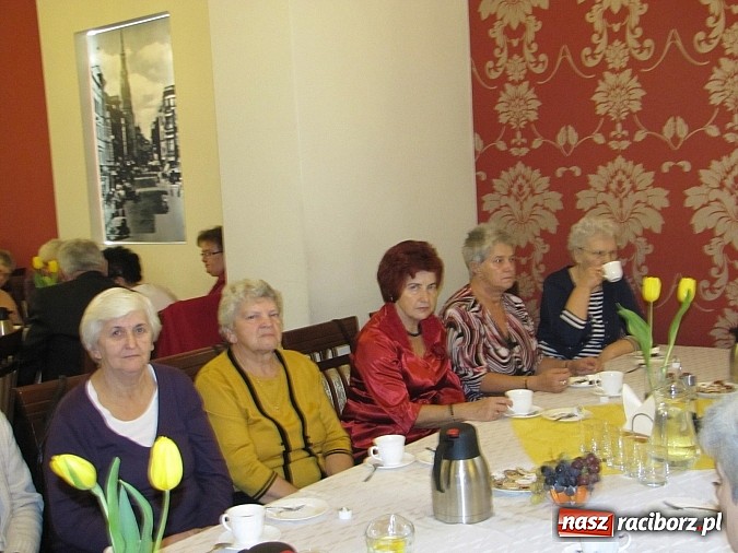 Zdjęcie w galerii na portalu naszraciborz.pl:  Seniorzy świętowali w Raciborskiej  wiadomości z regionu