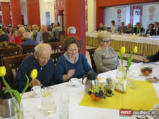 Zdjęcie w galerii na portalu naszraciborz.pl:  Seniorzy świętowali w Raciborskiej  wiadomości z regionu