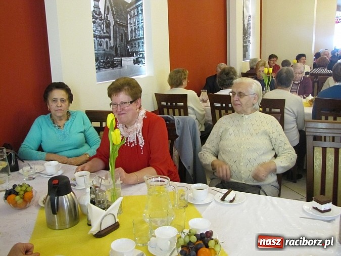 Zdjęcie w galerii na portalu naszraciborz.pl:  Seniorzy świętowali w Raciborskiej  wiadomości z regionu