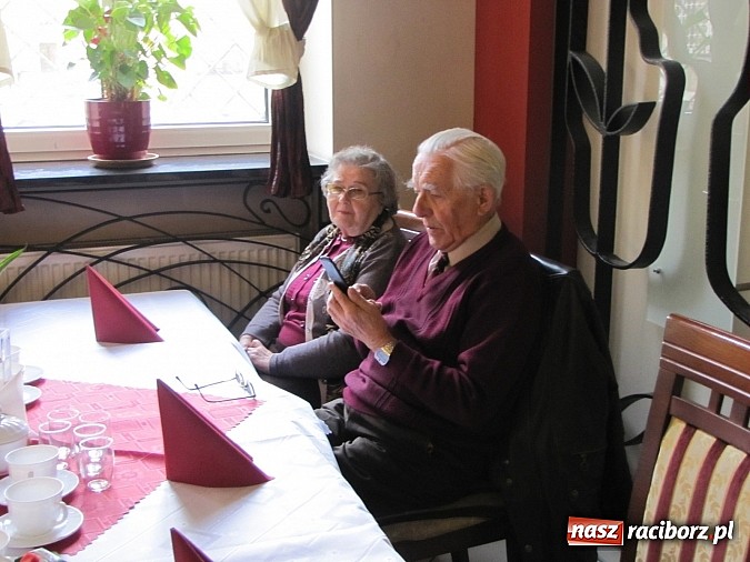 Zdjęcie w galerii na portalu naszraciborz.pl:  Seniorzy świętowali w Raciborskiej  wiadomości z regionu