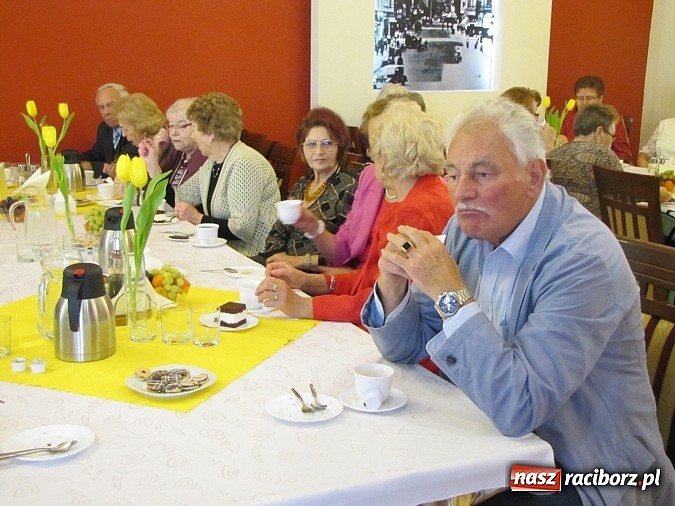 Zdjęcie w galerii na portalu naszraciborz.pl:  Seniorzy świętowali w Raciborskiej  wiadomości z regionu