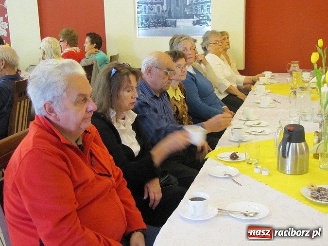 Zdjęcie w galerii na portalu naszraciborz.pl:  Seniorzy świętowali w Raciborskiej  wiadomości z regionu
