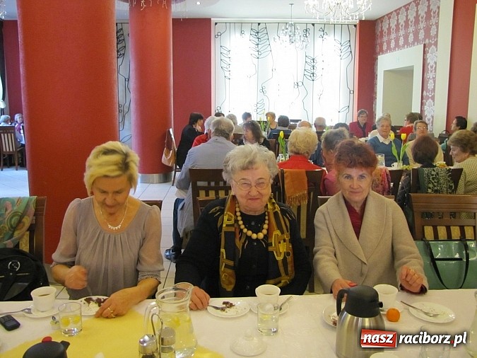 Zdjęcie w galerii na portalu naszraciborz.pl:  Seniorzy świętowali w Raciborskiej  wiadomości z regionu