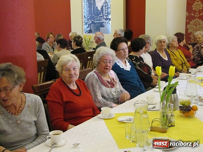 Zdjęcie w galerii na portalu naszraciborz.pl:  Seniorzy świętowali w Raciborskiej  wiadomości z regionu
