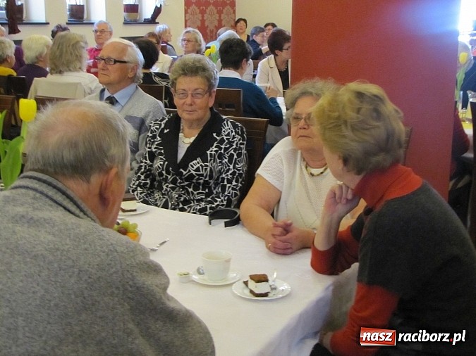 Zdjęcie w galerii na portalu naszraciborz.pl:  Seniorzy świętowali w Raciborskiej  wiadomości z regionu