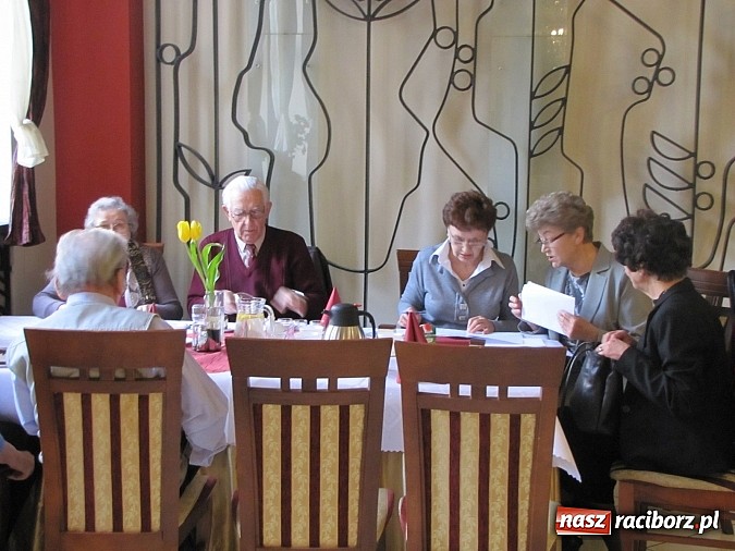 Zdjęcie w galerii na portalu naszraciborz.pl:  Seniorzy świętowali w Raciborskiej  wiadomości z regionu