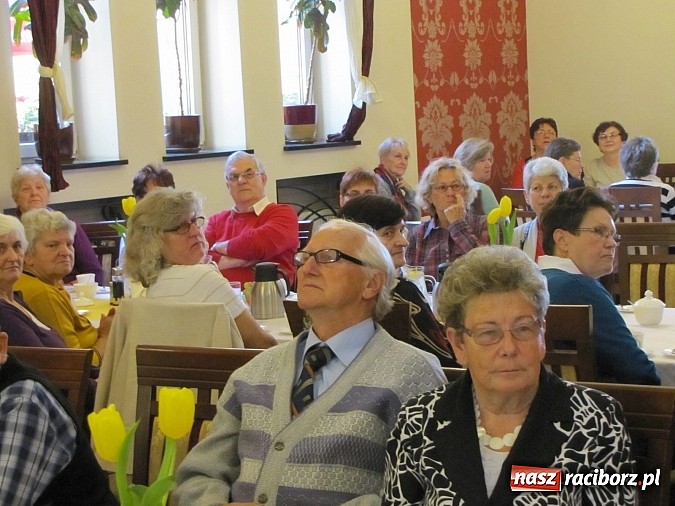 Zdjęcie w galerii na portalu naszraciborz.pl:  Seniorzy świętowali w Raciborskiej  wiadomości z regionu