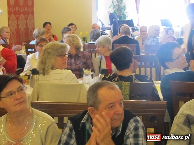 Zdjęcie w galerii na portalu naszraciborz.pl:  Seniorzy świętowali w Raciborskiej  wiadomości z regionu