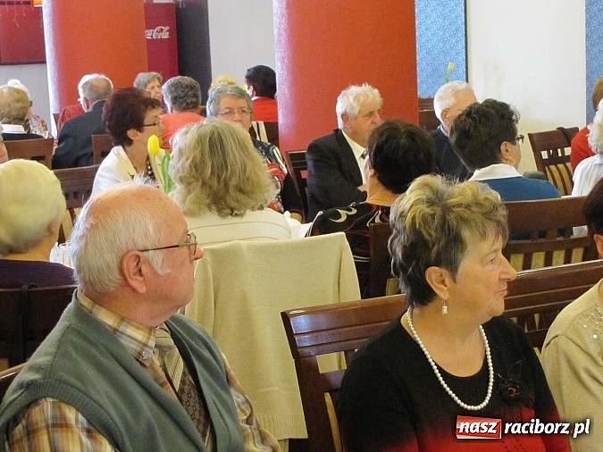 Zdjęcie w galerii na portalu naszraciborz.pl:  Seniorzy świętowali w Raciborskiej  wiadomości z regionu