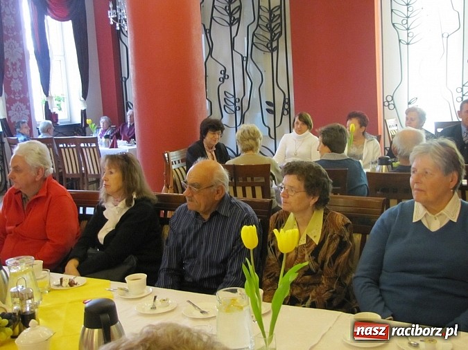 Zdjęcie w galerii na portalu naszraciborz.pl:  Seniorzy świętowali w Raciborskiej  wiadomości z regionu