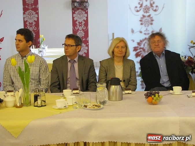 Zdjęcie w galerii na portalu naszraciborz.pl:  Seniorzy świętowali w Raciborskiej  wiadomości z regionu