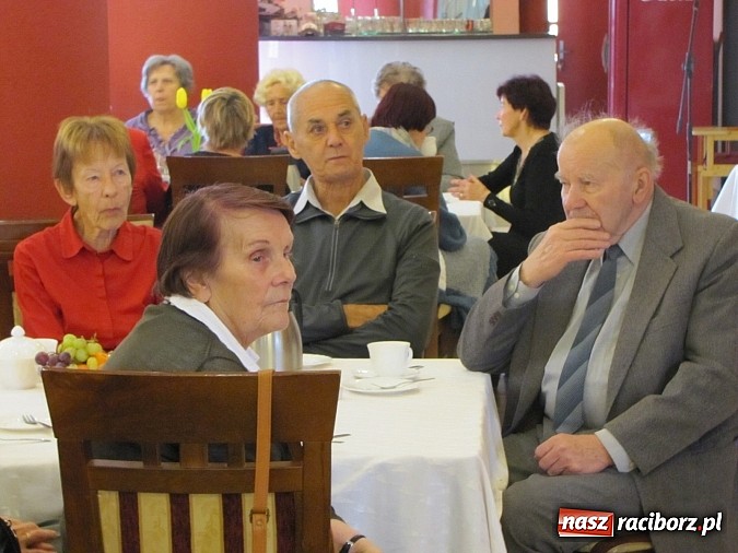 Zdjęcie w galerii na portalu naszraciborz.pl:  Seniorzy świętowali w Raciborskiej  wiadomości z regionu