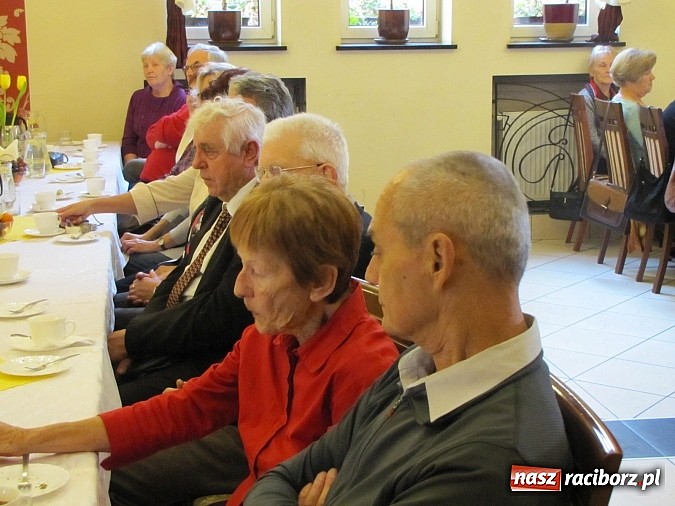 Zdjęcie w galerii na portalu naszraciborz.pl:  Seniorzy świętowali w Raciborskiej  wiadomości z regionu