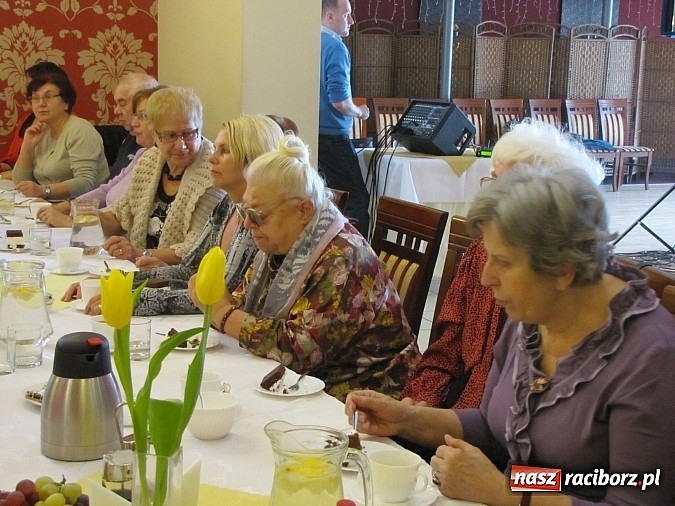 Zdjęcie w galerii na portalu naszraciborz.pl:  Seniorzy świętowali w Raciborskiej  wiadomości z regionu