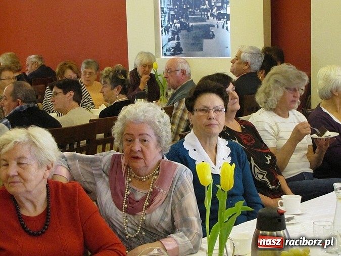 Zdjęcie w galerii na portalu naszraciborz.pl:  Seniorzy świętowali w Raciborskiej  wiadomości z regionu
