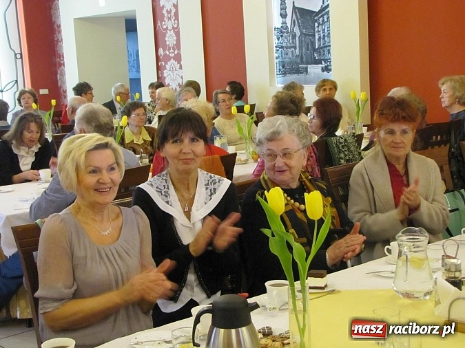 Zdjęcie w galerii na portalu naszraciborz.pl:  Seniorzy świętowali w Raciborskiej  wiadomości z regionu