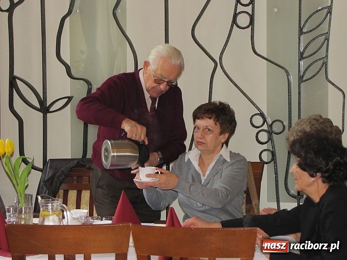 Zdjęcie w galerii na portalu naszraciborz.pl:  Seniorzy świętowali w Raciborskiej  wiadomości z regionu