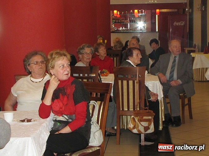 Zdjęcie w galerii na portalu naszraciborz.pl:  Seniorzy świętowali w Raciborskiej  wiadomości z regionu