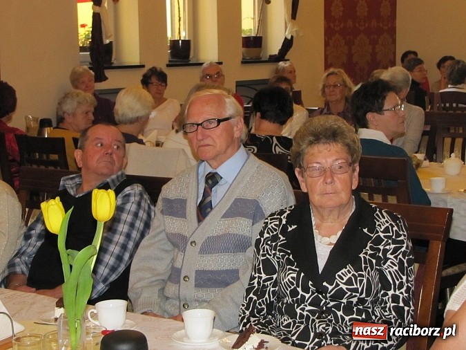 Zdjęcie w galerii na portalu naszraciborz.pl:  Seniorzy świętowali w Raciborskiej  wiadomości z regionu