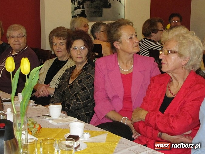 Zdjęcie w galerii na portalu naszraciborz.pl:  Seniorzy świętowali w Raciborskiej  wiadomości z regionu