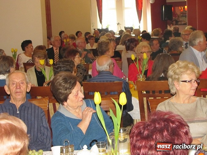 Zdjęcie w galerii na portalu naszraciborz.pl:  Seniorzy świętowali w Raciborskiej  wiadomości z regionu
