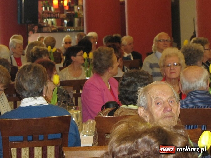 Zdjęcie w galerii na portalu naszraciborz.pl:  Seniorzy świętowali w Raciborskiej  wiadomości z regionu