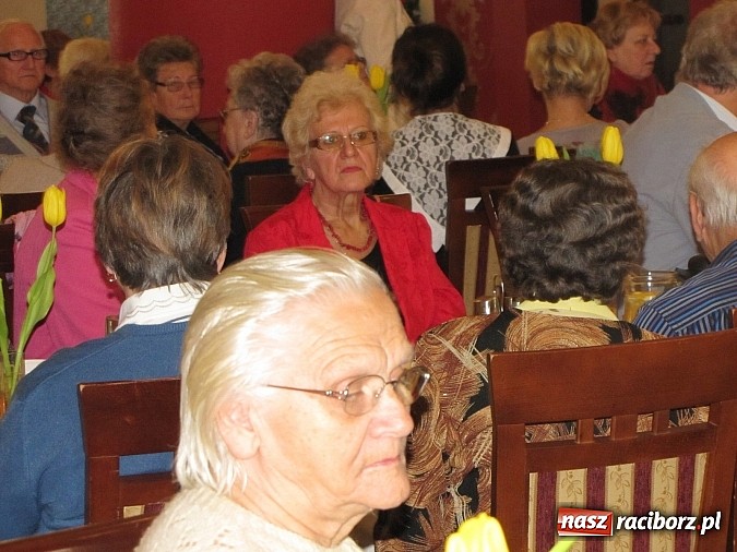 Zdjęcie w galerii na portalu naszraciborz.pl:  Seniorzy świętowali w Raciborskiej  wiadomości z regionu