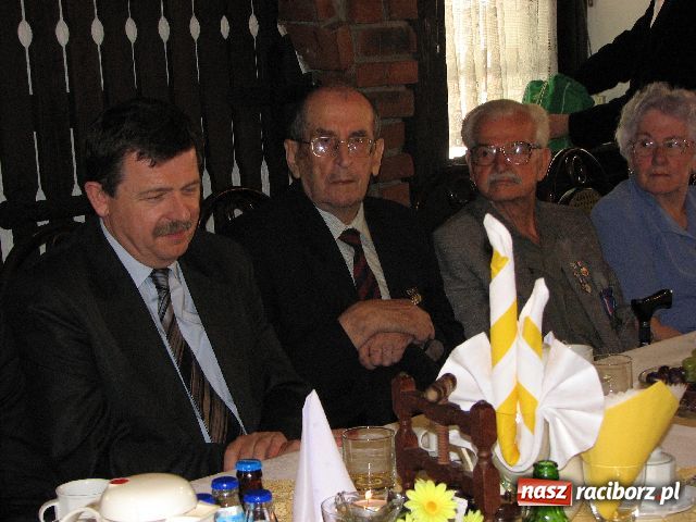 Zdjęcie w galerii na portalu naszraciborz.pl: Weterani wojenni odznaczyli władze wiadomości z regionu
