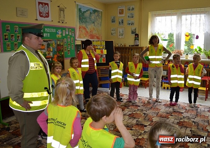 Zdjęcie w galerii na portalu naszraciborz.pl: Blaskiem chronieni ze Strażą Graniczną wiadomości z regionu