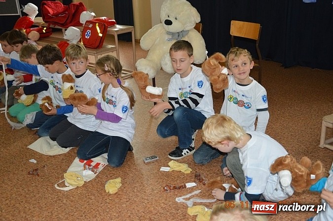 Zdjęcie w galerii na portalu naszraciborz.pl: Spotkanie z Misiem, czyli poznajemy numer 112 wiadomości z regionu