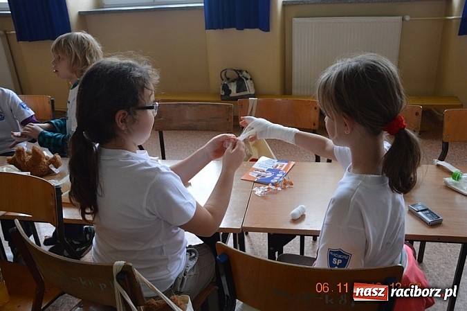 Zdjęcie w galerii na portalu naszraciborz.pl: Spotkanie z Misiem, czyli poznajemy numer 112 wiadomości z regionu