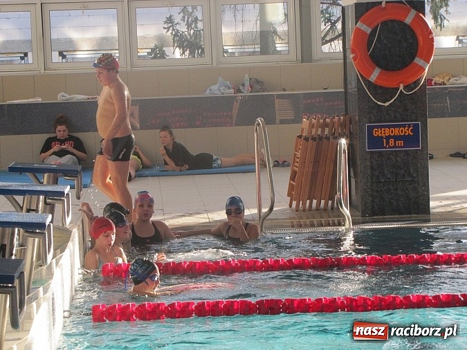 Zdjęcie w galerii na portalu naszraciborz.pl: Wskocz do basenu ZSOMS! Trwa maraton wiadomości z regionu