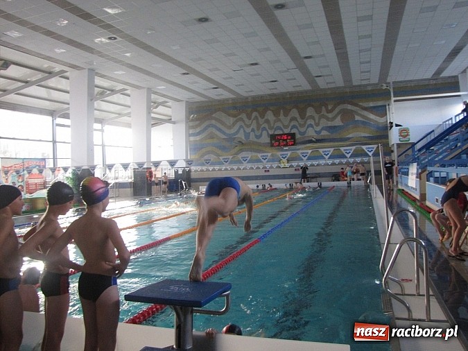 Zdjęcie w galerii na portalu naszraciborz.pl: Wskocz do basenu ZSOMS! Trwa maraton wiadomości z regionu