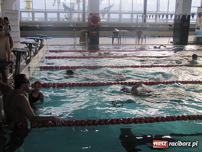 Zdjęcie w galerii na portalu naszraciborz.pl: Wskocz do basenu ZSOMS! Trwa maraton wiadomości z regionu