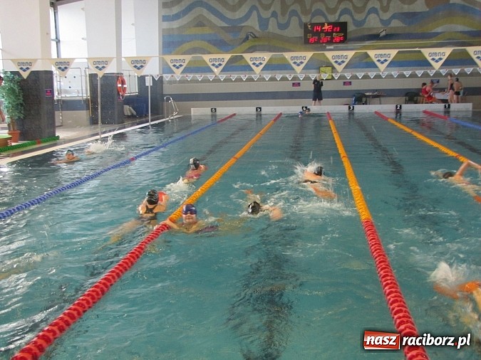 Zdjęcie w galerii na portalu naszraciborz.pl: Wskocz do basenu ZSOMS! Trwa maraton wiadomości z regionu