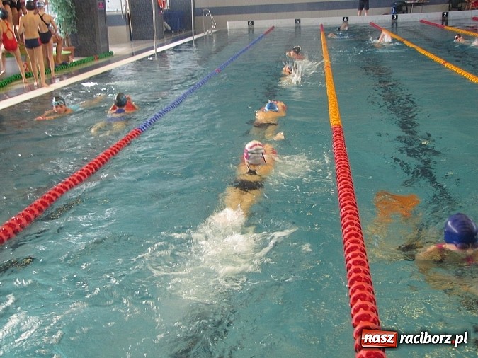 Zdjęcie w galerii na portalu naszraciborz.pl: Wskocz do basenu ZSOMS! Trwa maraton wiadomości z regionu