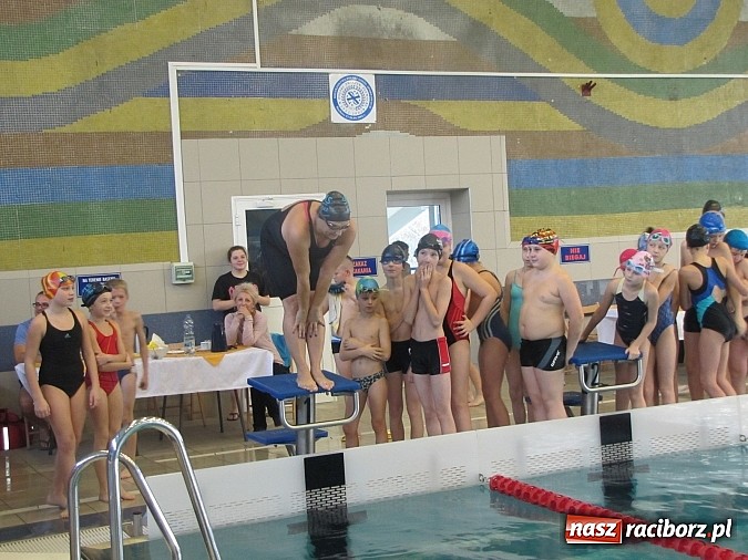 Zdjęcie w galerii na portalu naszraciborz.pl: Wskocz do basenu ZSOMS! Trwa maraton wiadomości z regionu