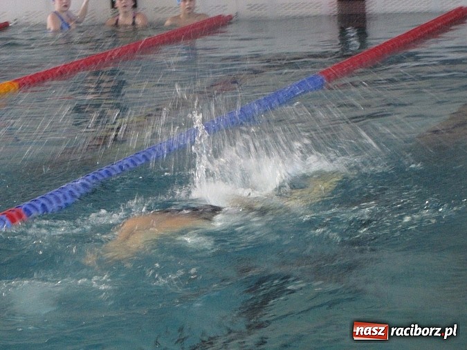 Zdjęcie w galerii na portalu naszraciborz.pl: Wskocz do basenu ZSOMS! Trwa maraton wiadomości z regionu