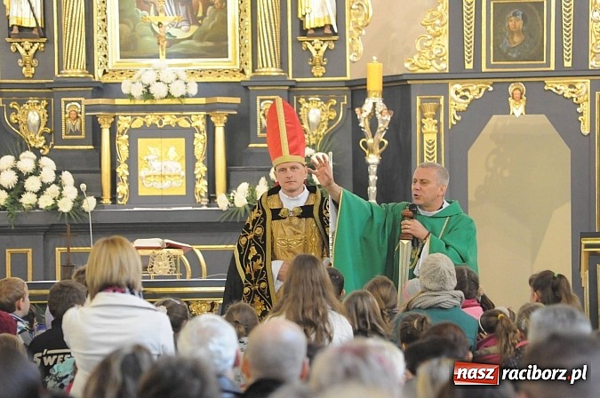 Zdjęcie w galerii na portalu naszraciborz.pl: Wspomnienie św. Marcina. W Brzeziu na wszystkich czekały dziś słodkie rogaliki wiadomości z regionu