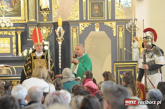 Zdjęcie w galerii na portalu naszraciborz.pl: Wspomnienie św. Marcina. W Brzeziu na wszystkich czekały dziś słodkie rogaliki wiadomości z regionu