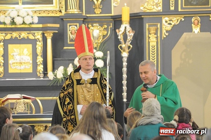 Zdjęcie w galerii na portalu naszraciborz.pl: Wspomnienie św. Marcina. W Brzeziu na wszystkich czekały dziś słodkie rogaliki wiadomości z regionu