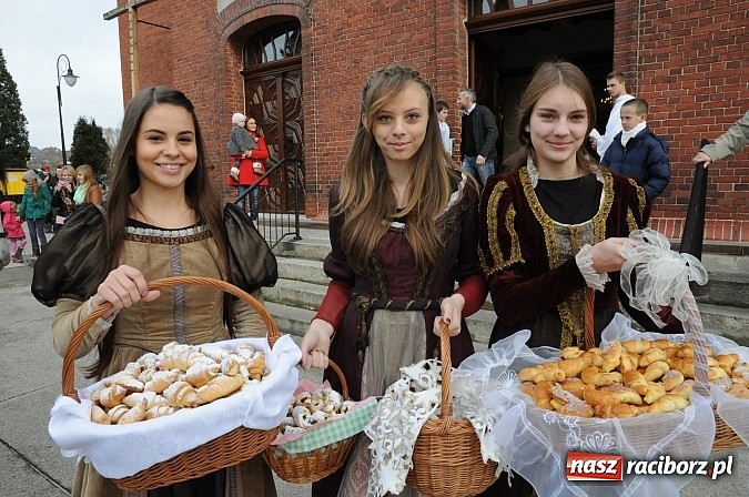 Zdjęcie w galerii na portalu naszraciborz.pl: Wspomnienie św. Marcina. W Brzeziu na wszystkich czekały dziś słodkie rogaliki wiadomości z regionu