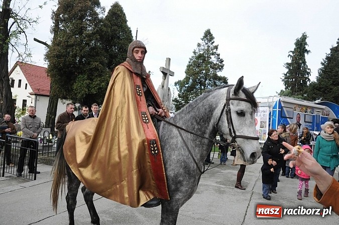 Zdjęcie w galerii na portalu naszraciborz.pl: Wspomnienie św. Marcina. W Brzeziu na wszystkich czekały dziś słodkie rogaliki wiadomości z regionu